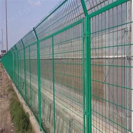 高速公路荷兰护栏网 绿色铁丝围栏网 养殖养鸡荷兰网圈地格网