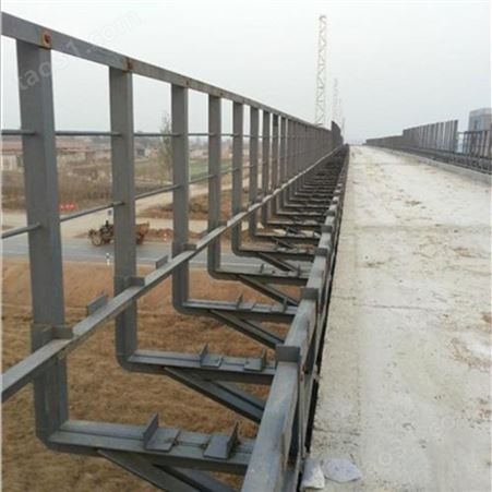高铁Q235热镀锌角钢吊围栏接触网钢板墩内检查梯