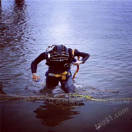 水下管道打抱箍堵漏-潜水员施工